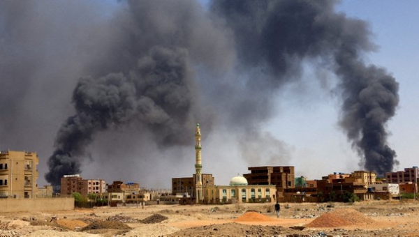 السودان.. الجيش يقصف الدعم السريع بالمسيرات بالخرطوم واشتباكات في وسط أم درمان
