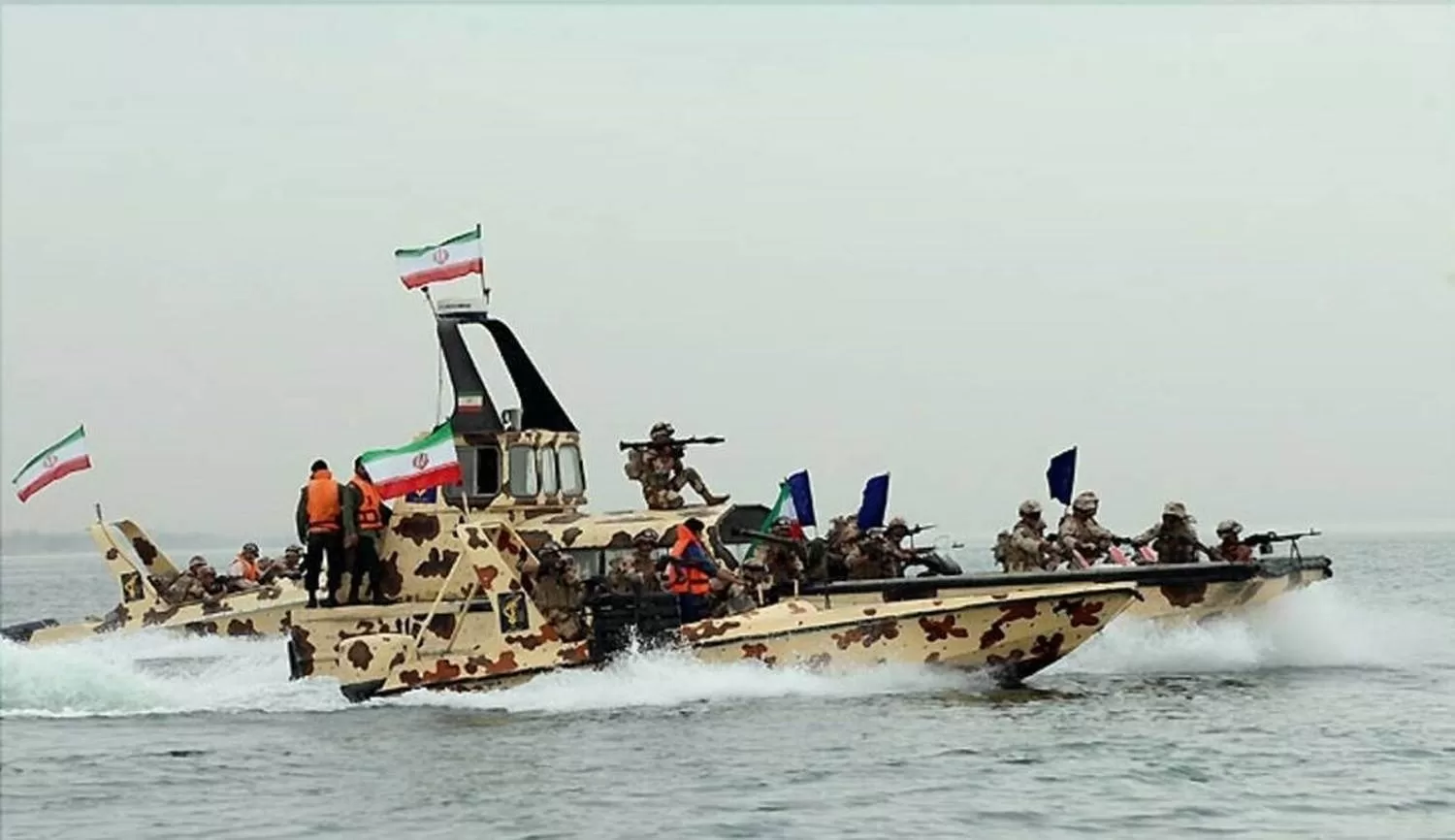 5 زوارق إيرانية تعترض سفينة تجارية في مياه العراق