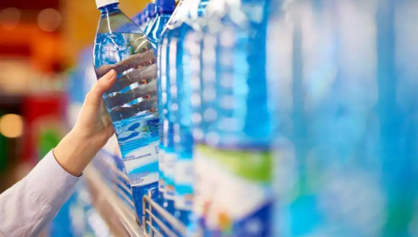 خطر جديد يهدد صحتنا.. دراسة تفجر معلومة صادمة حول زجاجات المياه