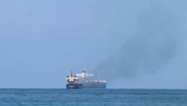 صنعاء تعلن استهداف سفينة قبل تصنيف الحوثيين كجماعة إرهابية بساعات