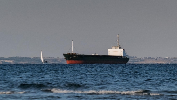 بعد التصنيف.. تعرض سفينة لهجوم صاروخي قبالة سواحل اليمن