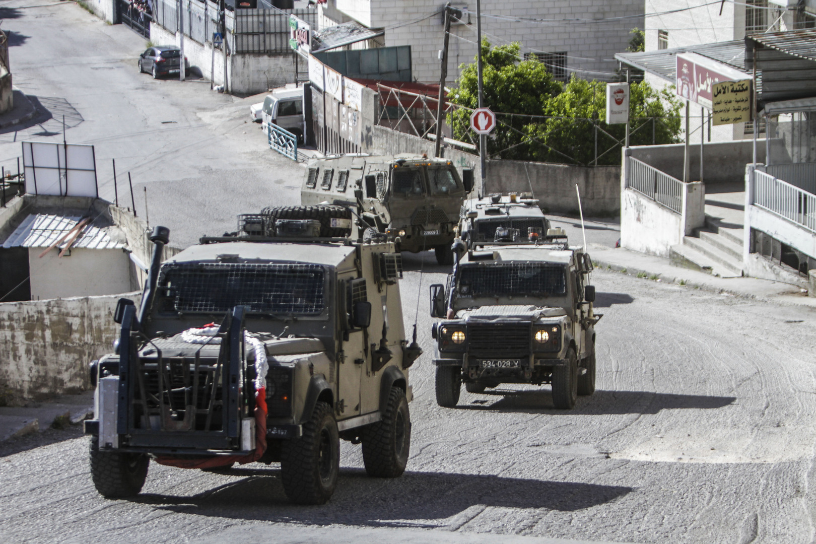 تصعيد إسرائيلي خطير: مواجهات عنيفة في نابلس وعمليات اقتحام واسعة في الضفة الغربية