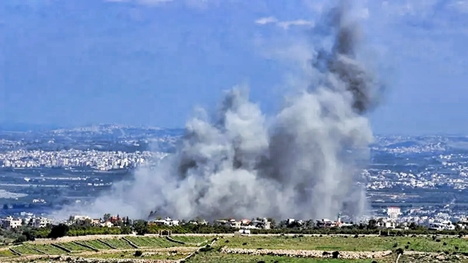 إسرائيل تقصف بالقنابل الفوسفورية على الوزاني جنوب لبنان