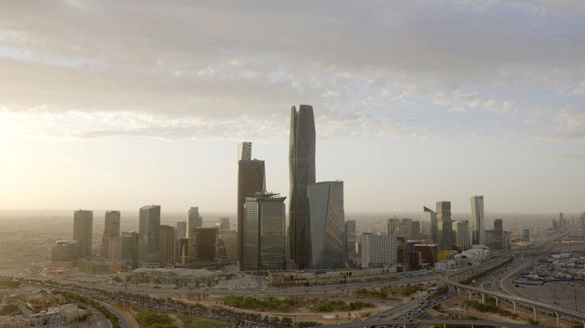 السعودية تخطط سحب الإجانب من دبي بتسهيل الإقامات في المملكة.. تدرس تخفيض الضرائب ورسوم الإقامة