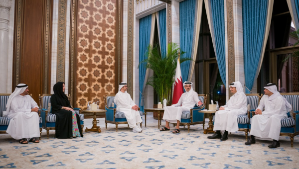 وزير الخارجية الإماراتي في زيارة عاجلة إلى الدوحة