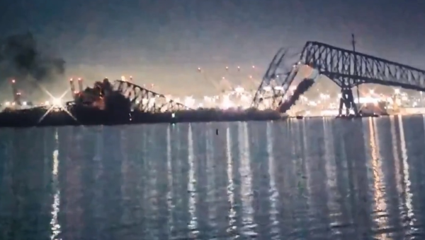 انهار جسر في الولايات المتحدة وسقوط عشرات الضحايا وغرق سفن وسيارات