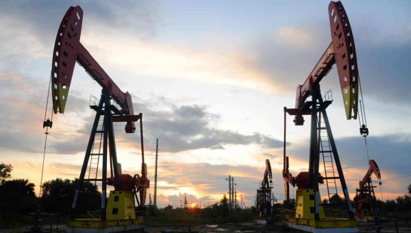 حرب باردة على النفط: التوتر في الشرق الأوسط يشعل أسعار الذهب الأسود