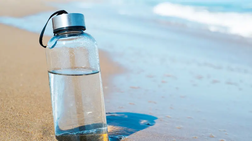 خطر خفي: زجاجات المياه القابلة لإعادة الاستخدام تهدد صحتك بالبكتيريا