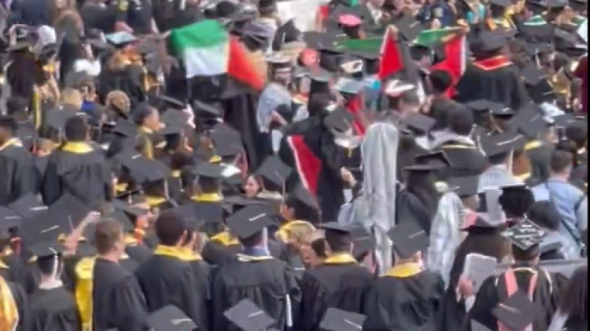 احتجاج صغيرمؤيد للفلسطينيين خلال حفل التخرج بجامعة أميركية