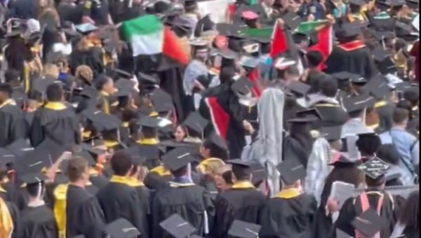 احتجاج صغيرمؤيد للفلسطينيين خلال حفل التخرج بجامعة أميركية