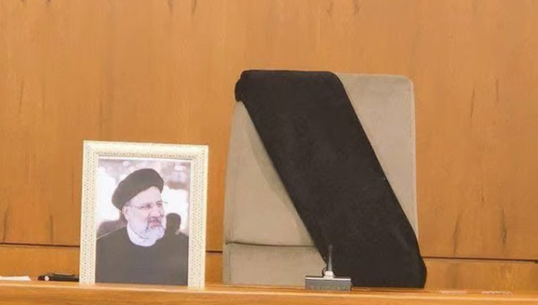 كرسي فارغ ووشاح أسود يخيم على اجتماع حكومي في إيران