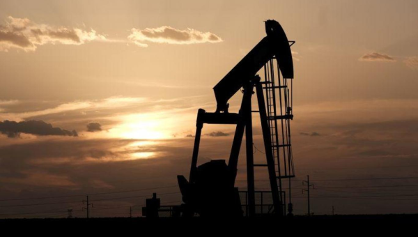 النفط يتراجع مع وفاة الرئيس الإيراني ومرض العاهل السعودي